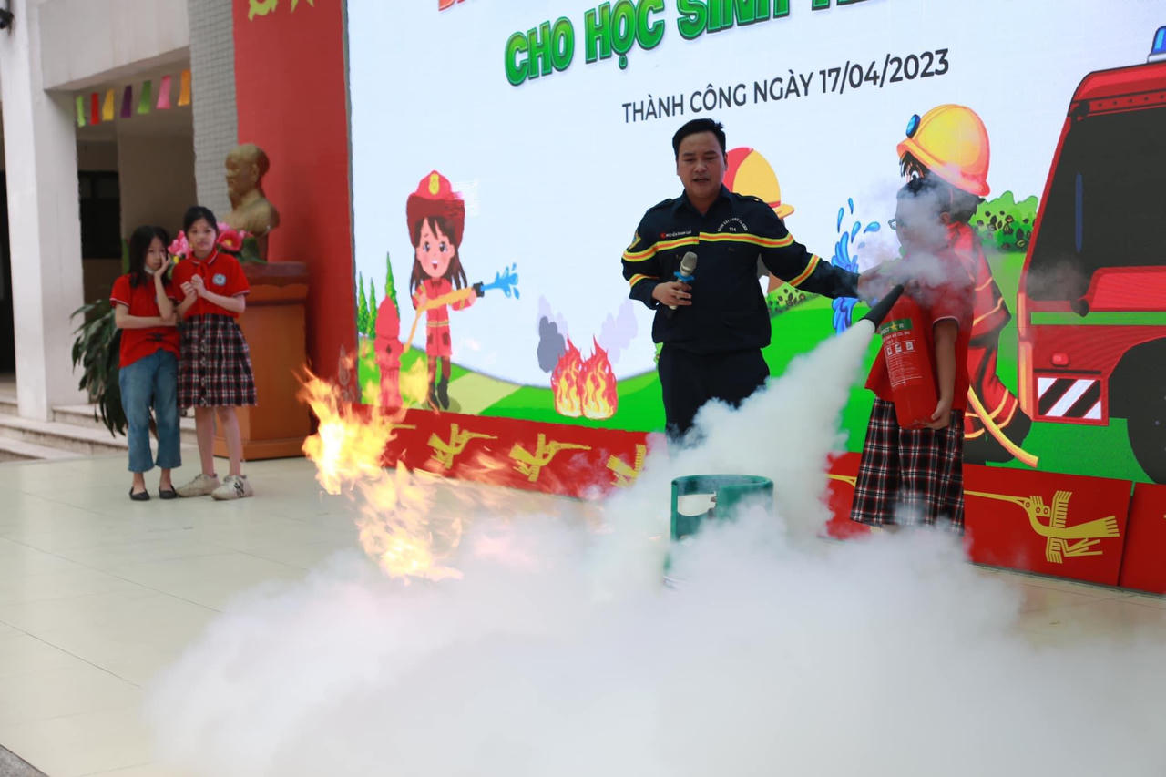 Tập huấn phòng cháy chữa cháy và thoát hiểm cho học sinh 
