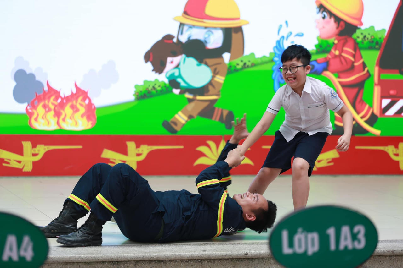 Tập huấn phòng cháy chữa cháy và thoát hiểm cho học sinh 