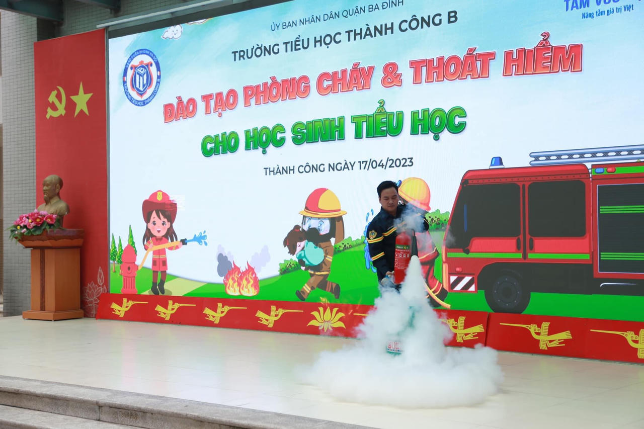 Tập huấn phòng cháy chữa cháy và thoát hiểm cho học sinh 