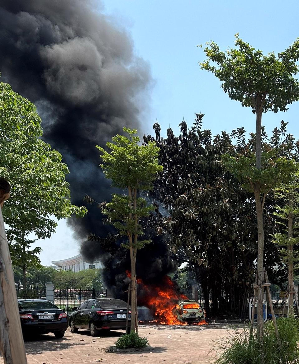 Hà Nội: Một buổi trưa 2 chiếc xe ô tô bốc cháy