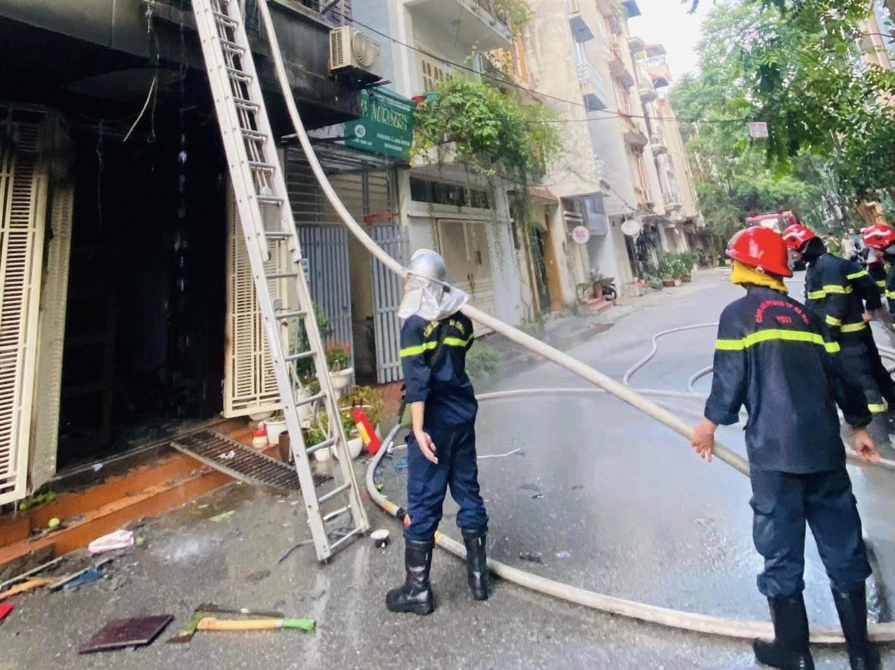 Cháy lớn lúc rạng sáng ở Hà Nội, 5 người leo sang nhà hàng xóm thoát thân 