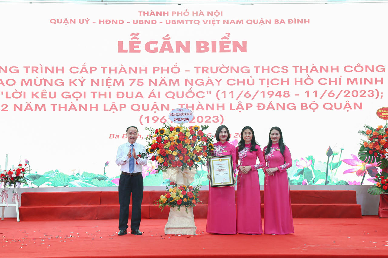 Gắn biển công trình nhân kỷ niệm 75 năm ngày Chủ tịch Hồ Chí Minh ra Lời kêu gọi thi đua ái quốc