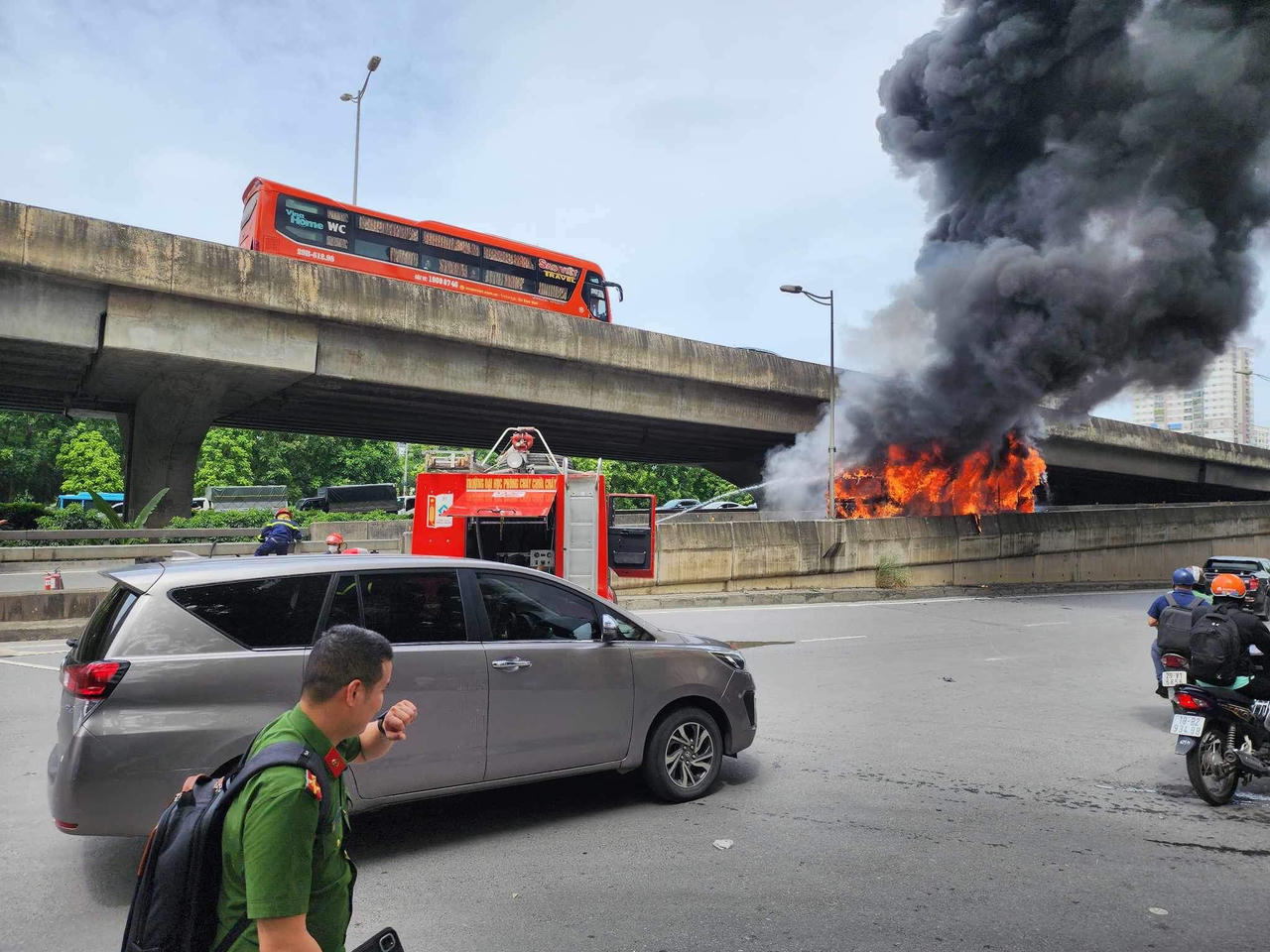 Hà Nội: Xe buýt bốc cháy tại lối lên đường vành đai 3 trên cao