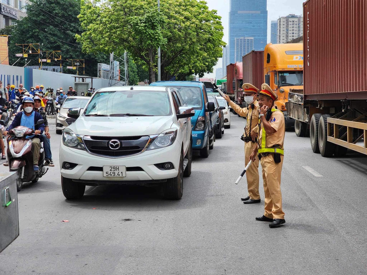 Hà Nội: Xe buýt bốc cháy tại lối lên đường vành đai 3 trên cao
