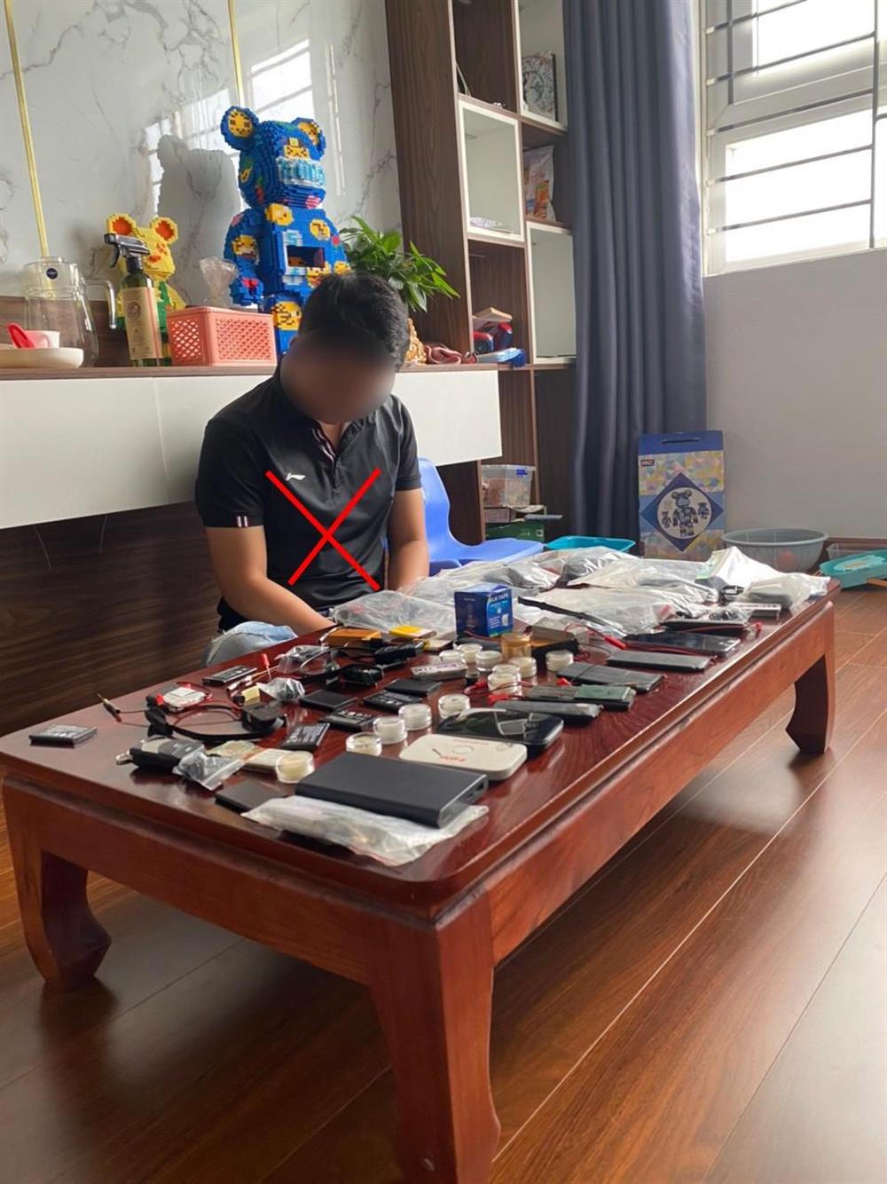 Triệt phá đường dây cung cấp thiết bị gian lận thi cử siêu nhỏ 