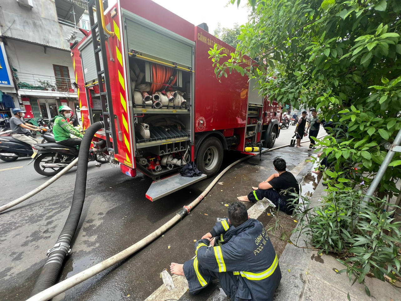 Cảnh sát cứu hỏa ngậm ngùi vì không kịp cứu 3 người trẻ trong căn nhà cháy ở Hà Nội