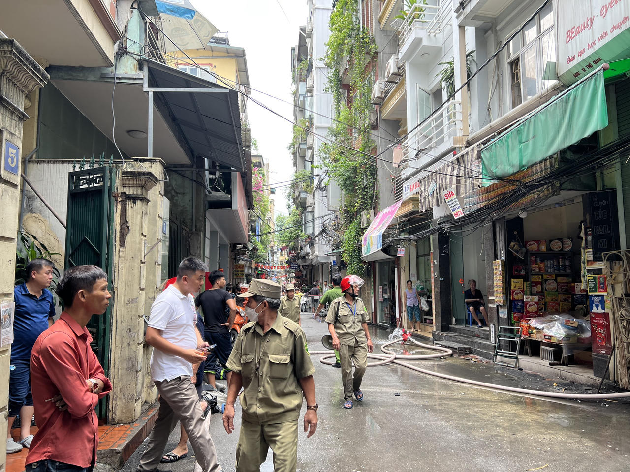 Cảnh sát cứu hỏa ngậm ngùi vì không kịp cứu 3 người trẻ trong căn nhà cháy ở Hà Nội