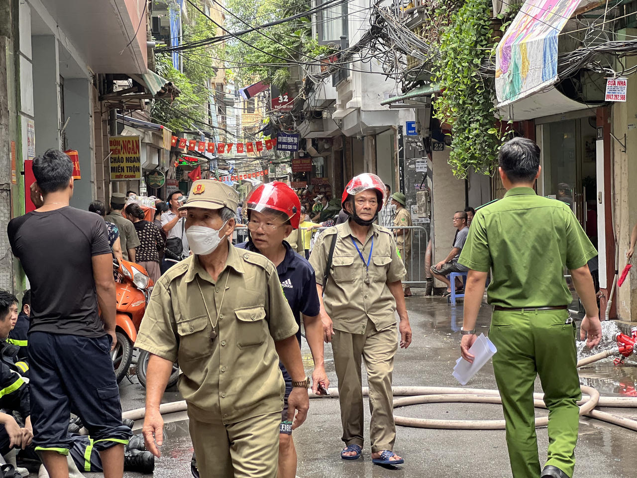 Cảnh sát cứu hỏa ngậm ngùi vì không kịp cứu 3 người trẻ trong căn nhà cháy ở Hà Nội