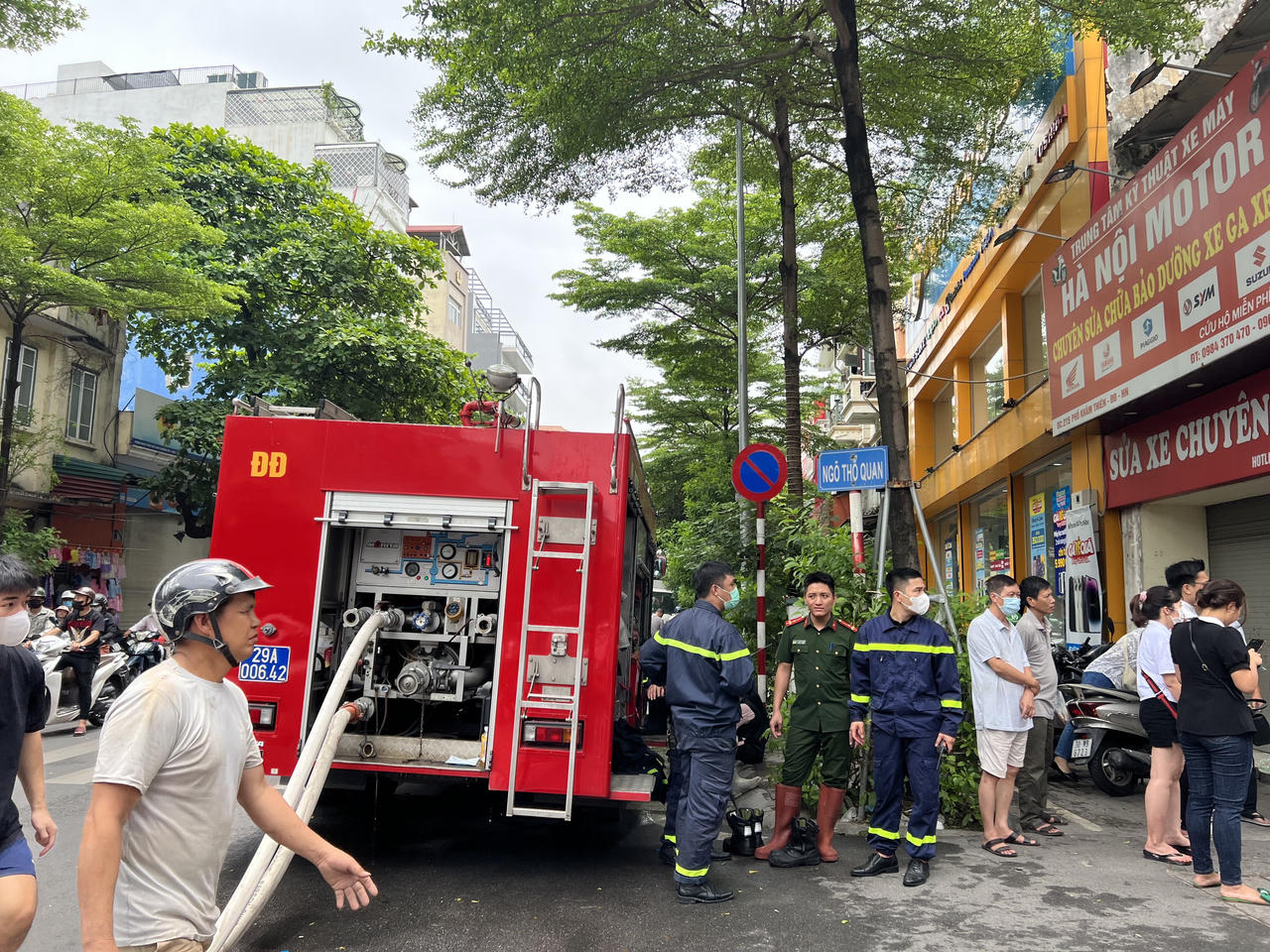 Cảnh sát cứu hỏa ngậm ngùi vì không kịp cứu 3 người trẻ trong căn nhà cháy ở Hà Nội
