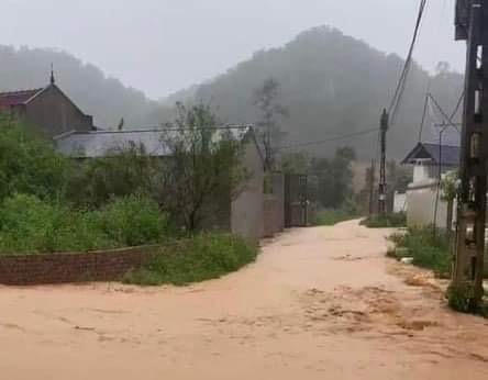 Mưa lũ đổ về, loạt ô tô mắc kẹt ở Sóc Sơn (Hà Nội)