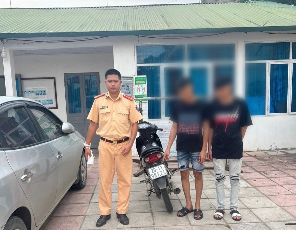 Qua tin báo người dân, CSGT mời hai thanh niên bốc đầu xe lên nhận giấy phạt