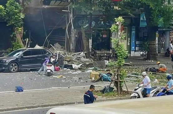 Nổ bình gas trên phố Yên Phụ, nhiều người bất tỉnh ngay trên đường