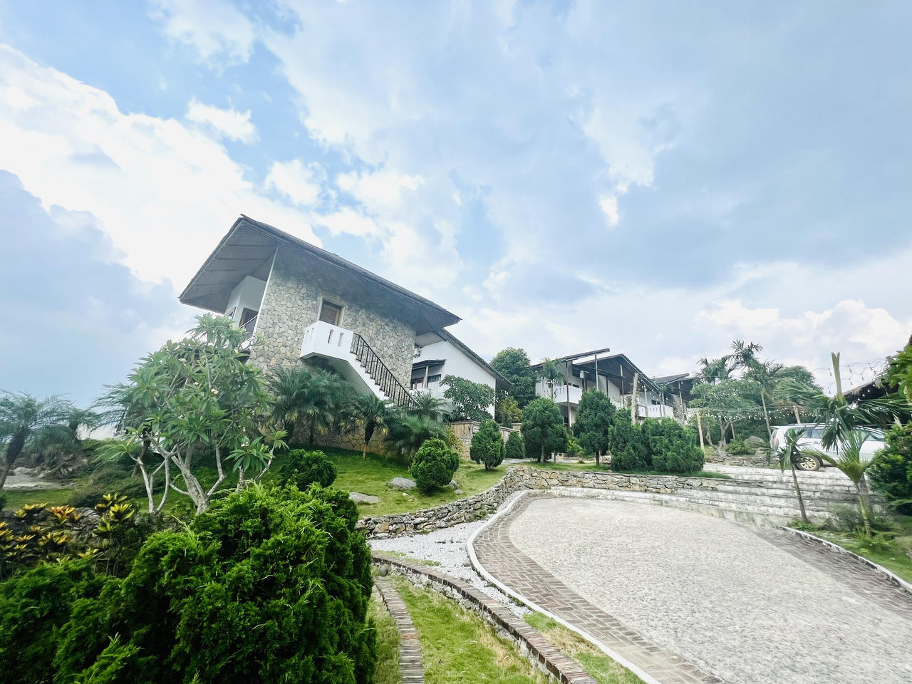 Hòa Bình: Bakhan Village Resort luôn "cháy phòng" nhưng chưa được cấp phép