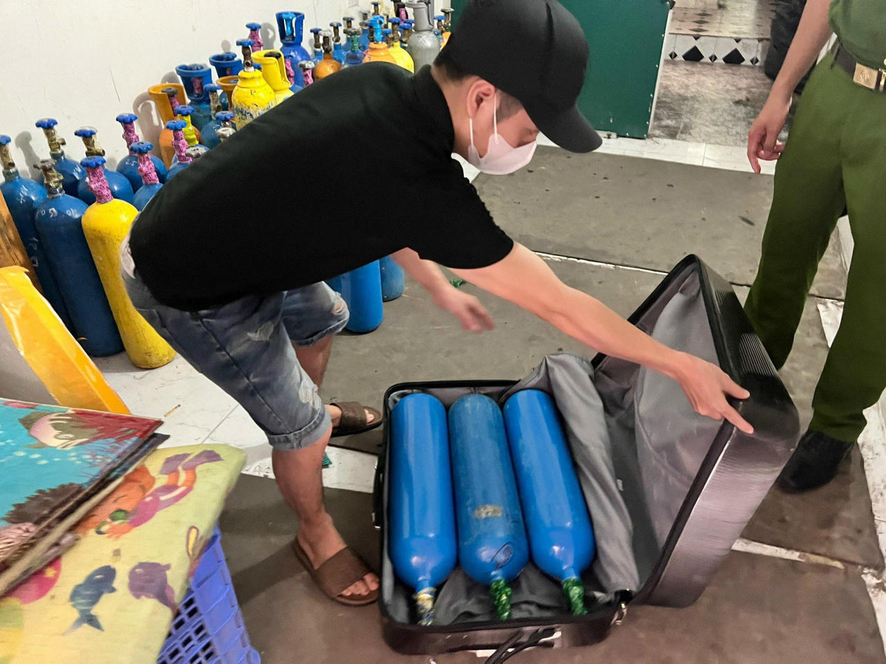 Triệt phá kho hàng nằm sâu trong ngõ, thu giữ 70 bình khí cười 