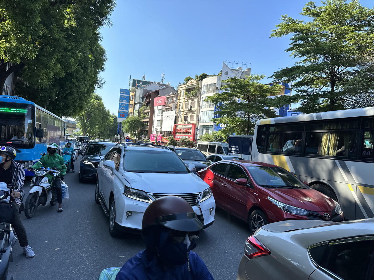 Người dân về quê nghỉ Lễ, cửa ngõ Thủ đô "nèn cứng" xe cộ