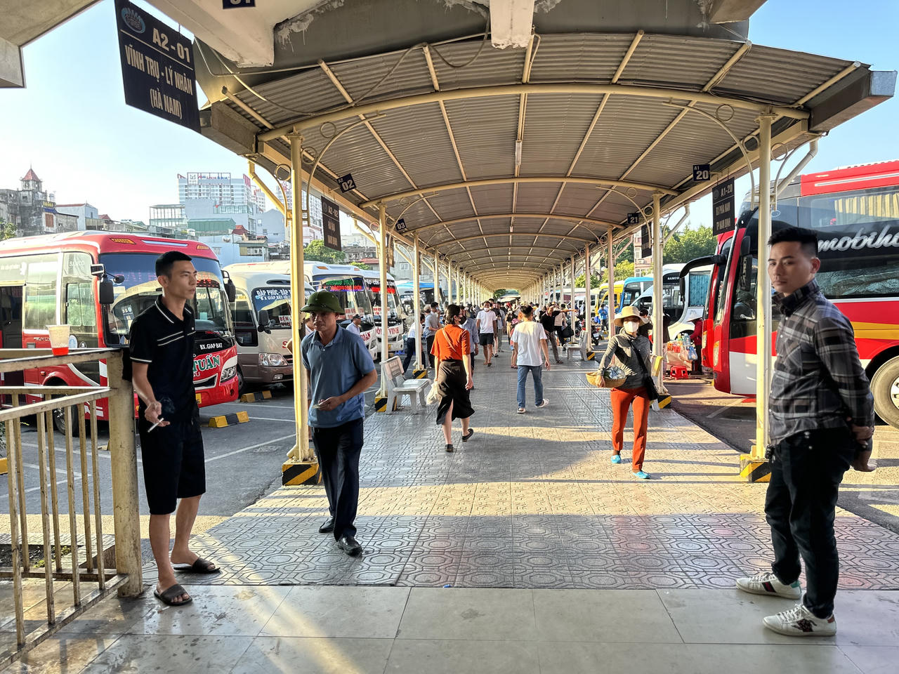 Bến xe Mỹ Đình: "Ùn tắc" nhiều người phải xếp hàng chờ đến lượt để lên xe