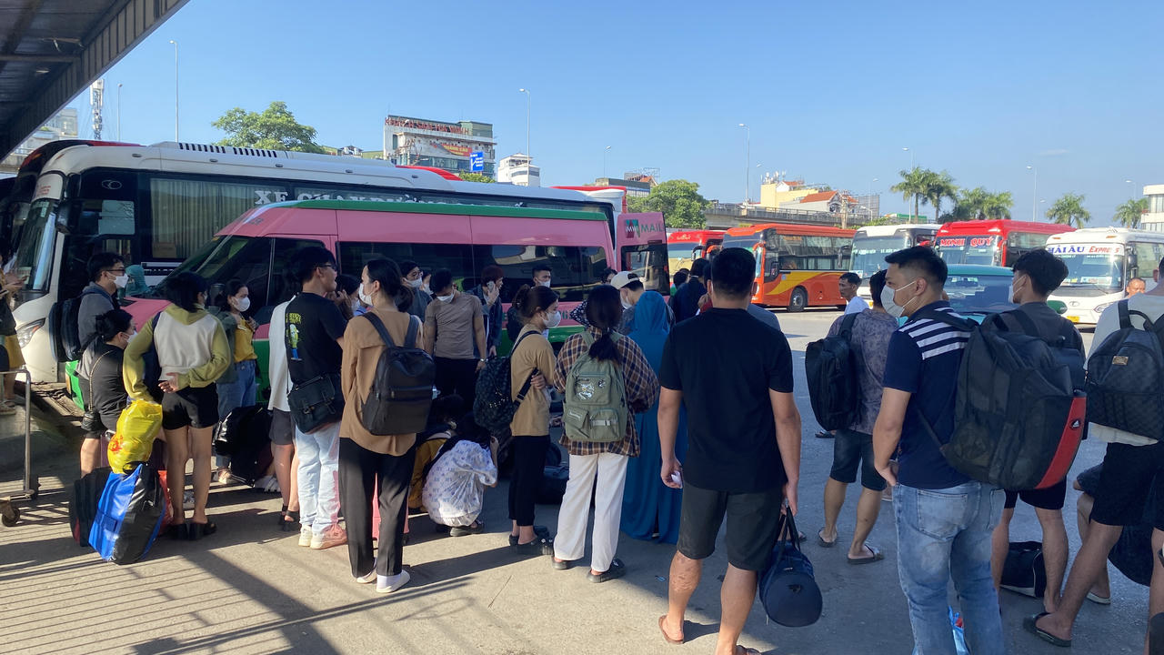 Bến xe Mỹ Đình: "Ùn tắc" nhiều người phải xếp hàng chờ đến lượt để lên xe