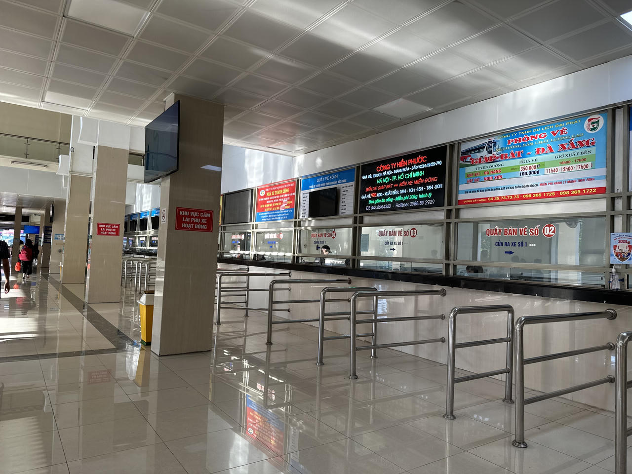 Bến xe Mỹ Đình: "Ùn tắc" nhiều người phải xếp hàng chờ đến lượt để lên xe