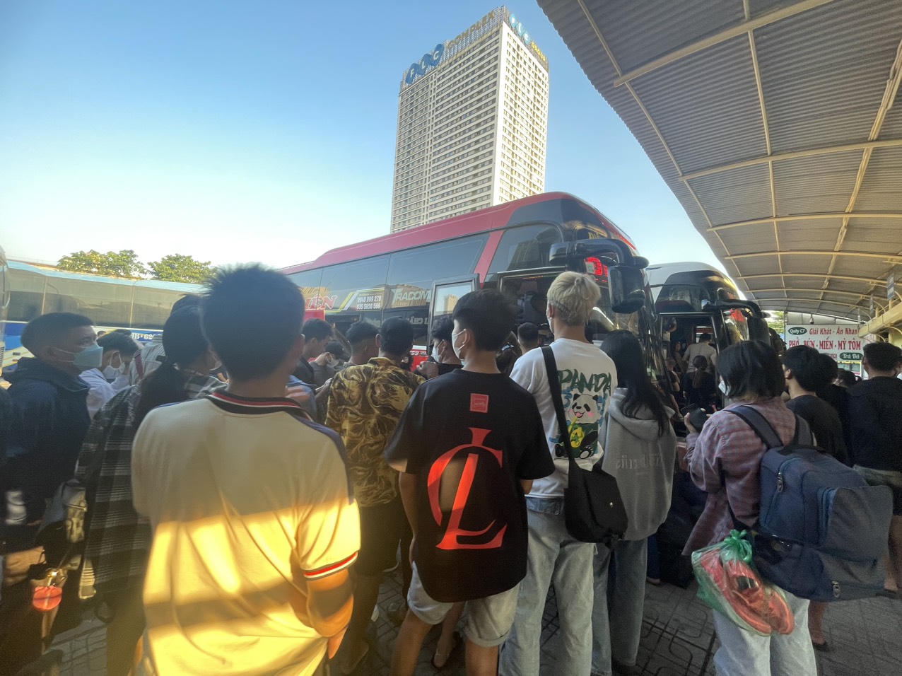 Bến xe Mỹ Đình: "Ùn tắc" nhiều người phải xếp hàng chờ đến lượt để lên xe