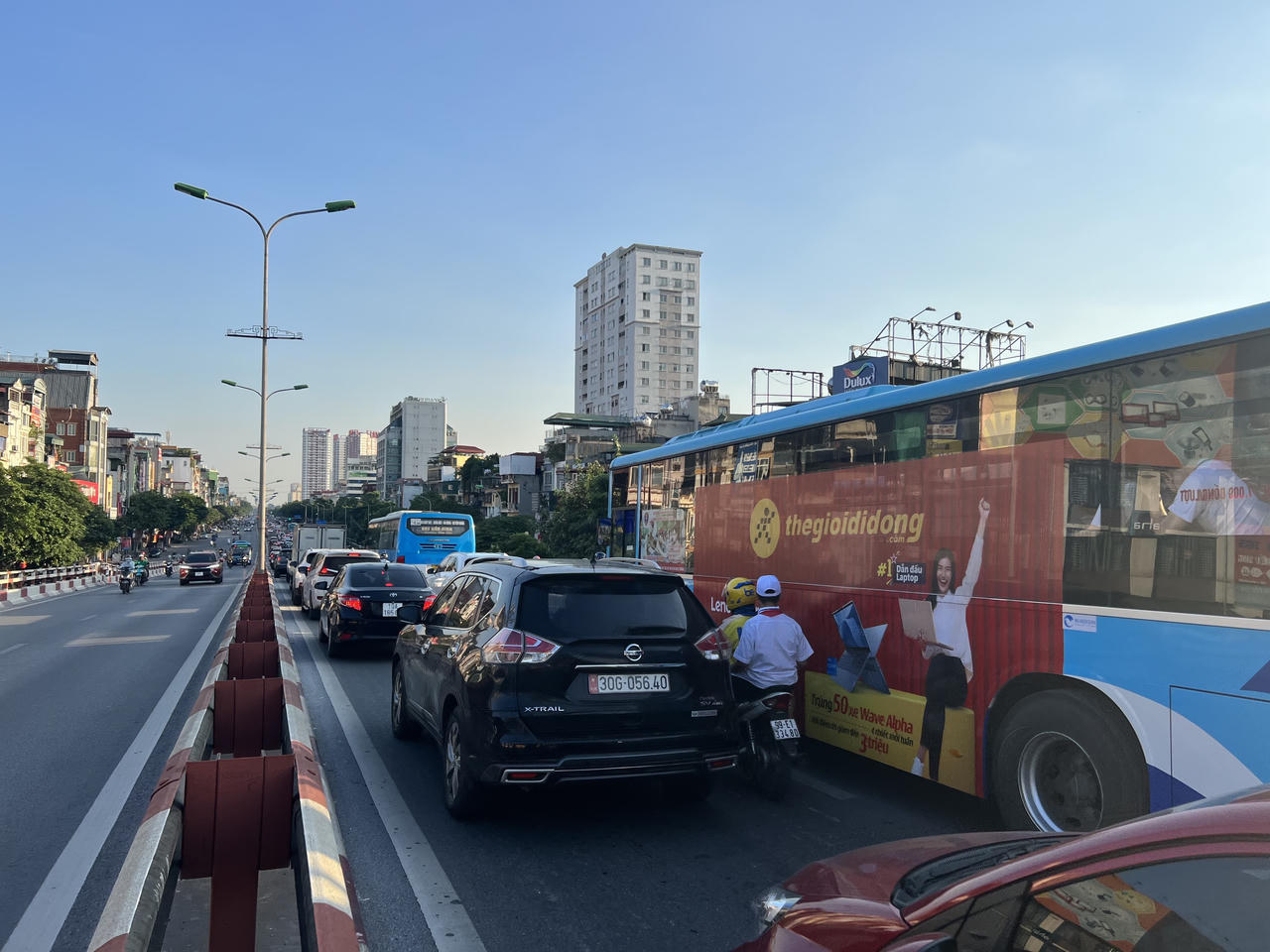 Người dân về quê nghỉ Lễ, cửa ngõ Thủ đô "nèn cứng" xe cộ