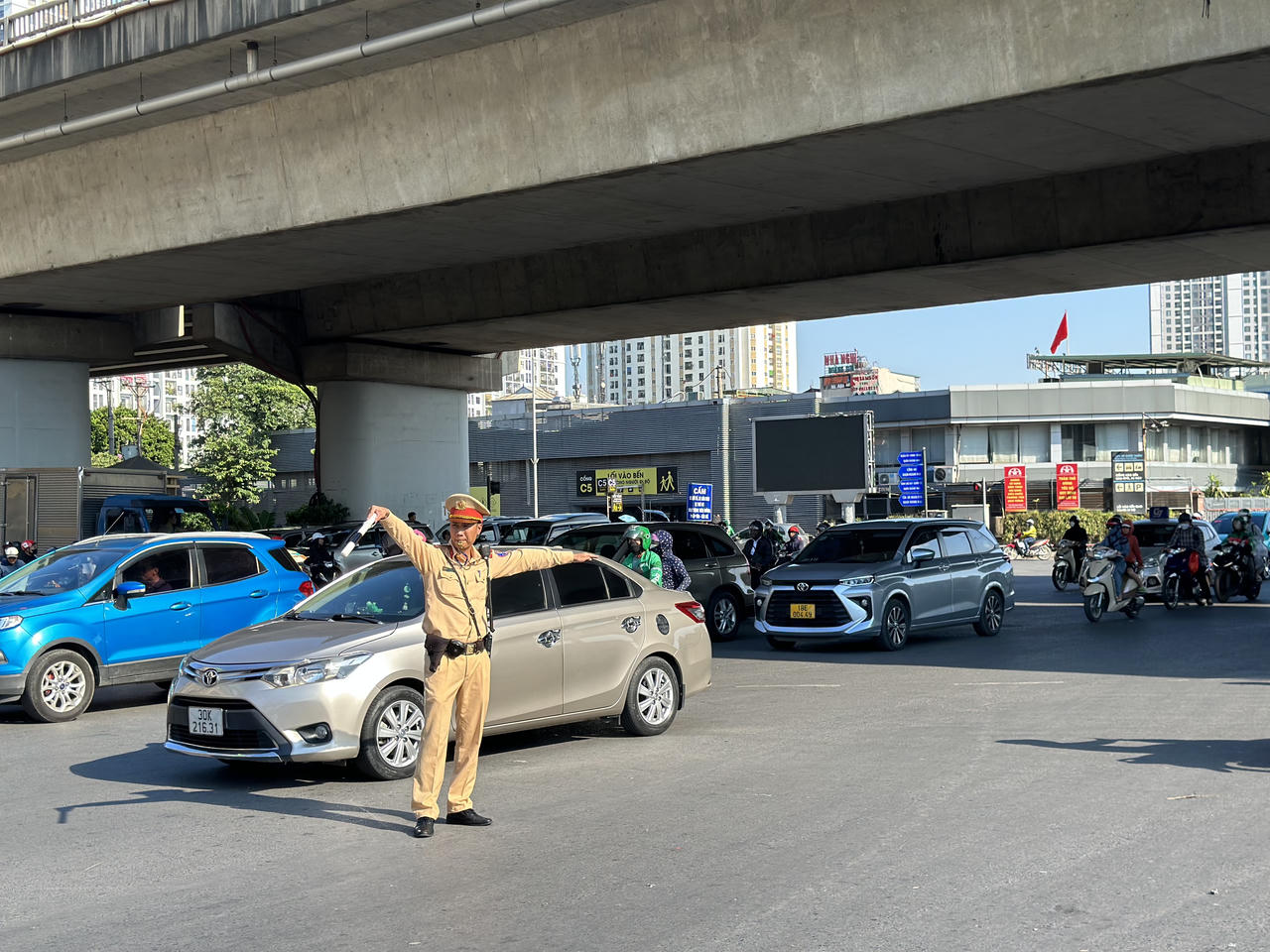 Người dân về quê nghỉ Lễ, cửa ngõ Thủ đô "nèn cứng" xe cộ