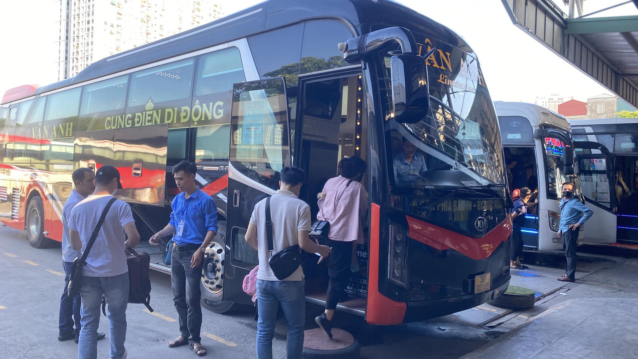 Bến xe Mỹ Đình: "Ùn tắc" nhiều người phải xếp hàng chờ đến lượt để lên xe