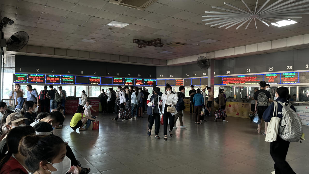 Bến xe Mỹ Đình: "Ùn tắc" nhiều người phải xếp hàng chờ đến lượt để lên xe