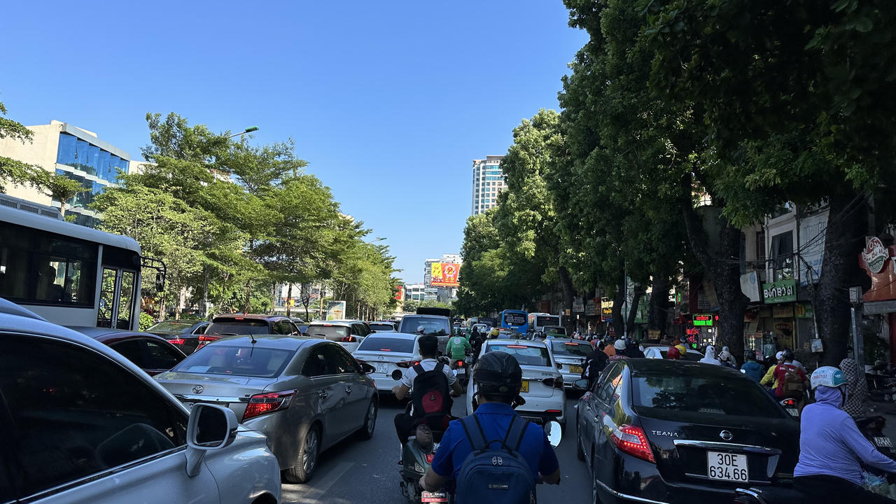 Người dân về quê nghỉ Lễ, cửa ngõ Thủ đô "nèn cứng" xe cộ