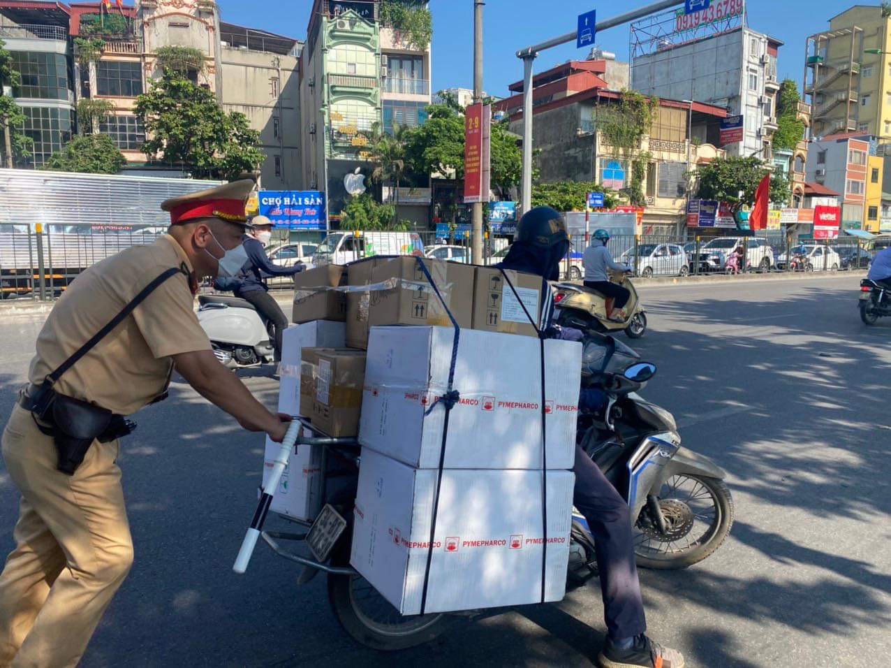 Người dân về quê nghỉ Lễ, cửa ngõ Thủ đô "nèn cứng" xe cộ