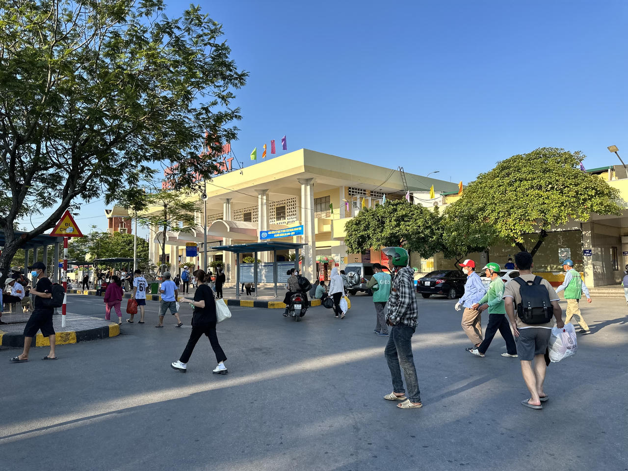 Bến xe Mỹ Đình: "Ùn tắc" nhiều người phải xếp hàng chờ đến lượt để lên xe