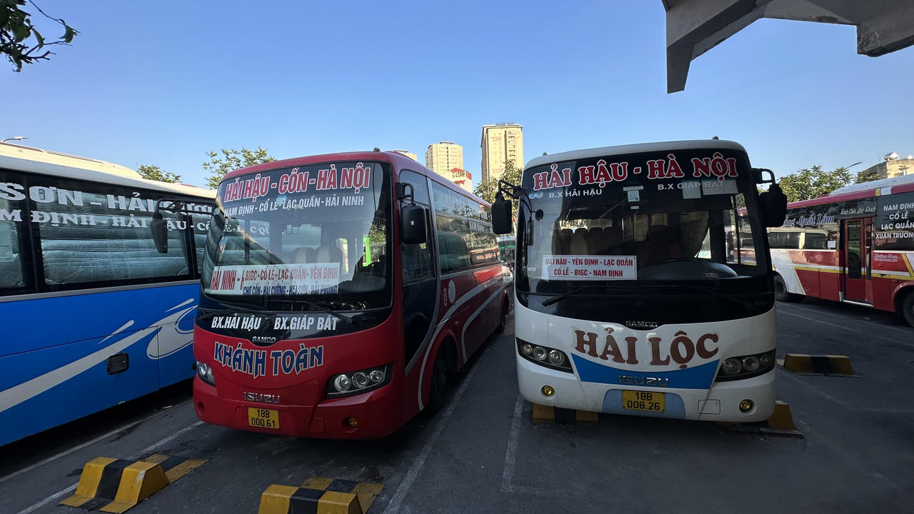 Bến xe Mỹ Đình: "Ùn tắc" nhiều người phải xếp hàng chờ đến lượt để lên xe