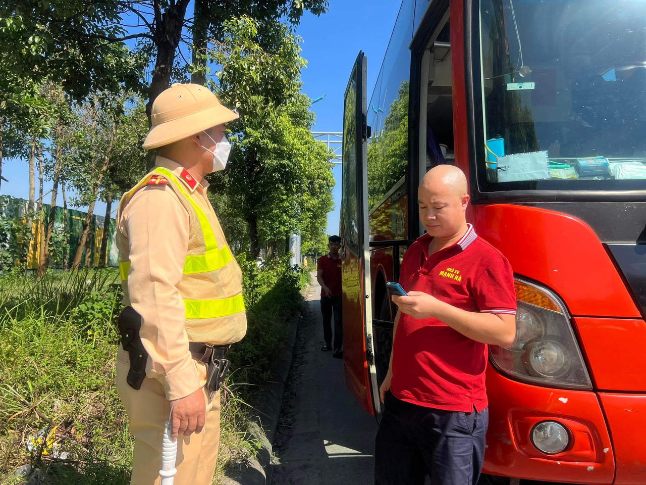 Người dân về quê nghỉ Lễ, cửa ngõ Thủ đô "nèn cứng" xe cộ