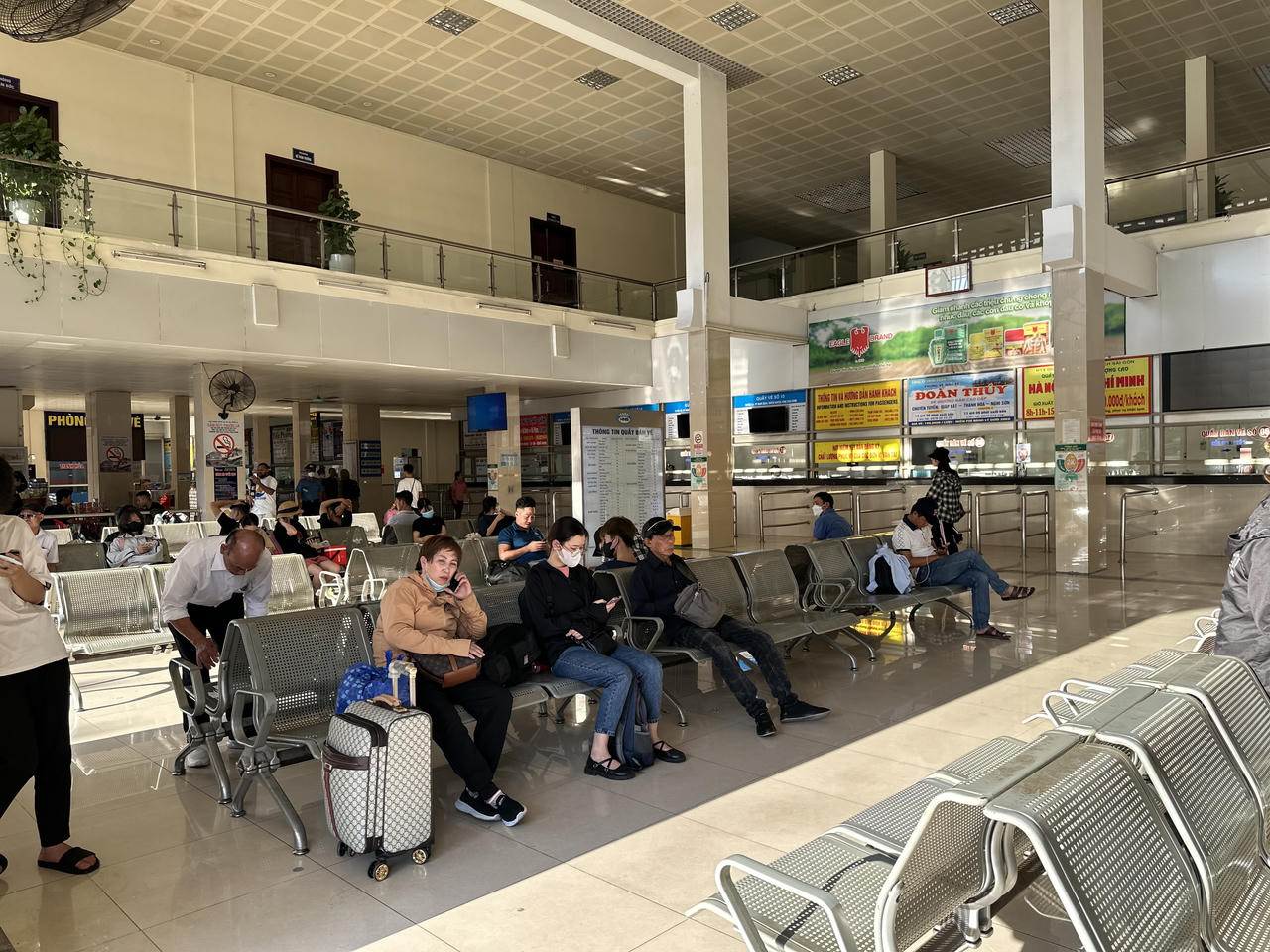 Bến xe Mỹ Đình: "Ùn tắc" nhiều người phải xếp hàng chờ đến lượt để lên xe