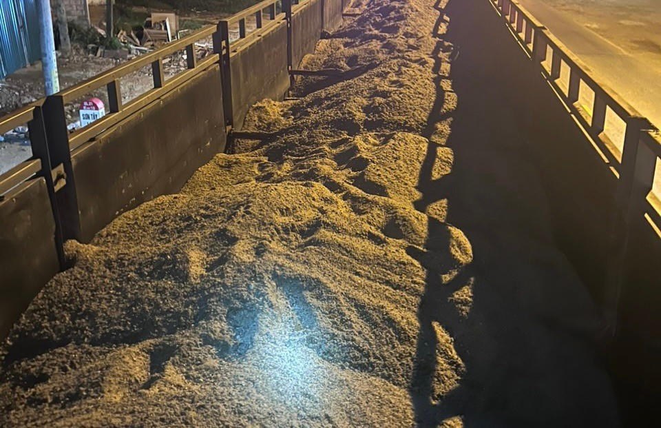 Xử lý xe quá tải, quá khổ chở cát vàng không có nguồn gốc xuất xứ vào Hà Nội