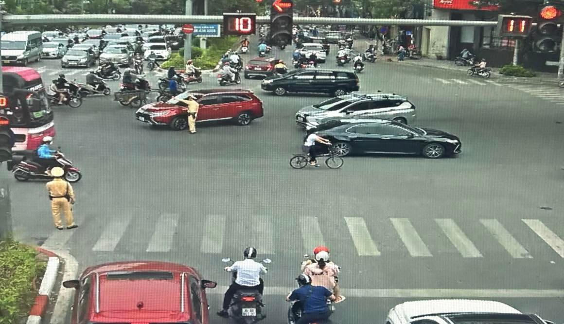 Cảnh sát giao thông đội mưa đón người dân an toàn về Thủ đô sau nghỉ lễ