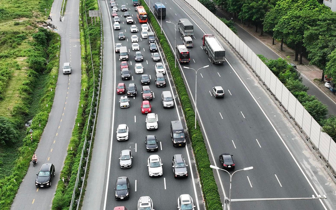 Cảnh sát giao thông đội mưa đón người dân an toàn về Thủ đô sau nghỉ lễ