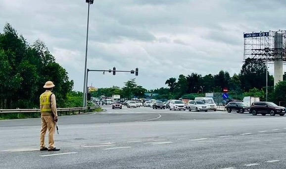 Cảnh sát giao thông đội mưa đón người dân an toàn về Thủ đô sau nghỉ lễ