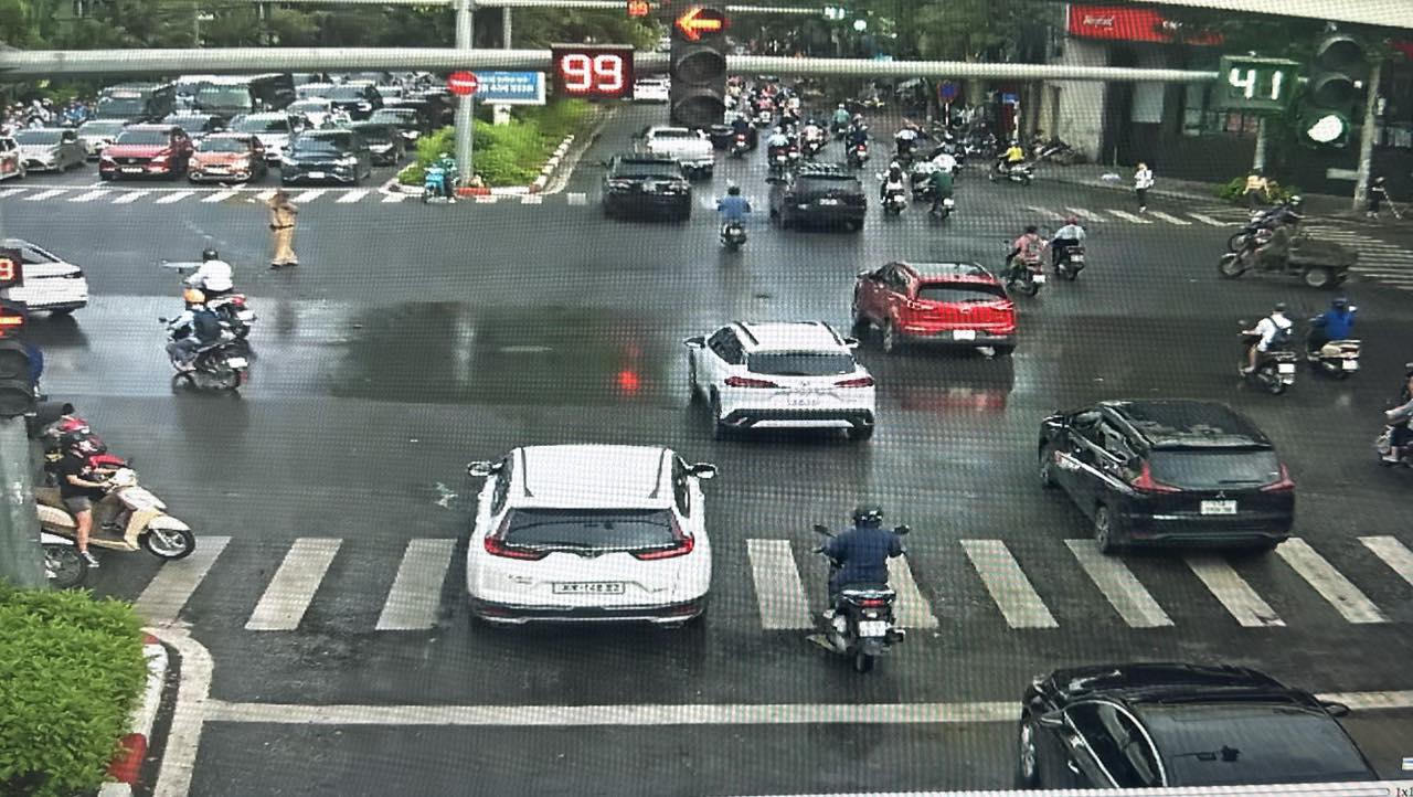 Cảnh sát giao thông đội mưa đón người dân an toàn về Thủ đô sau nghỉ lễ