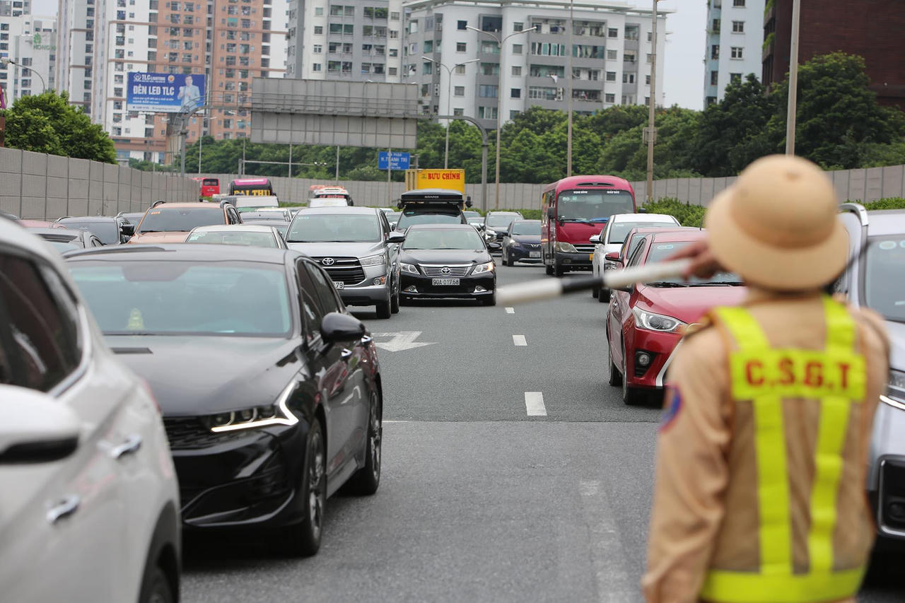 Cảnh sát giao thông đội mưa đón người dân an toàn về Thủ đô sau nghỉ lễ