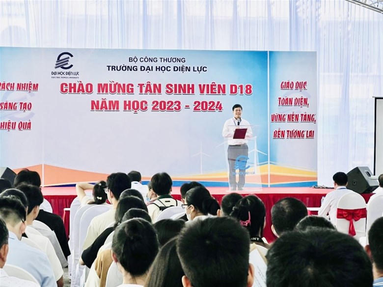Trường Đại học Điện lực chào mừng tân sinh viên khóa D18 nhập học