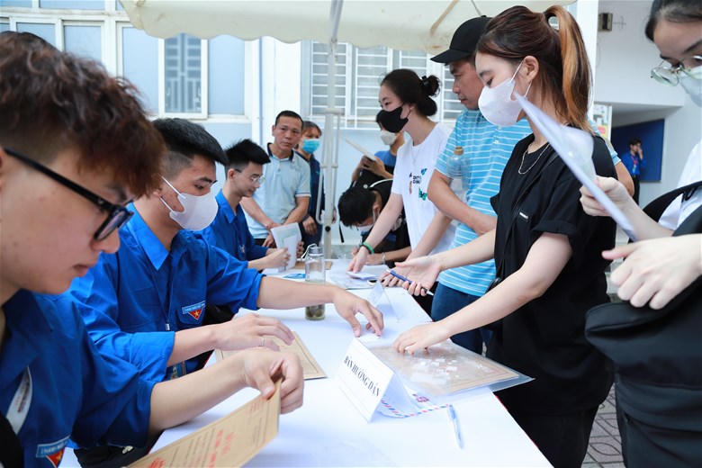 Trường Đại học Điện lực chào mừng tân sinh viên khóa D18 nhập học