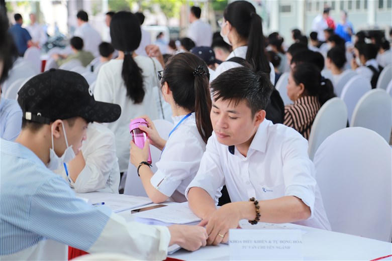 Trường Đại học Điện lực chào mừng tân sinh viên khóa D18 nhập học