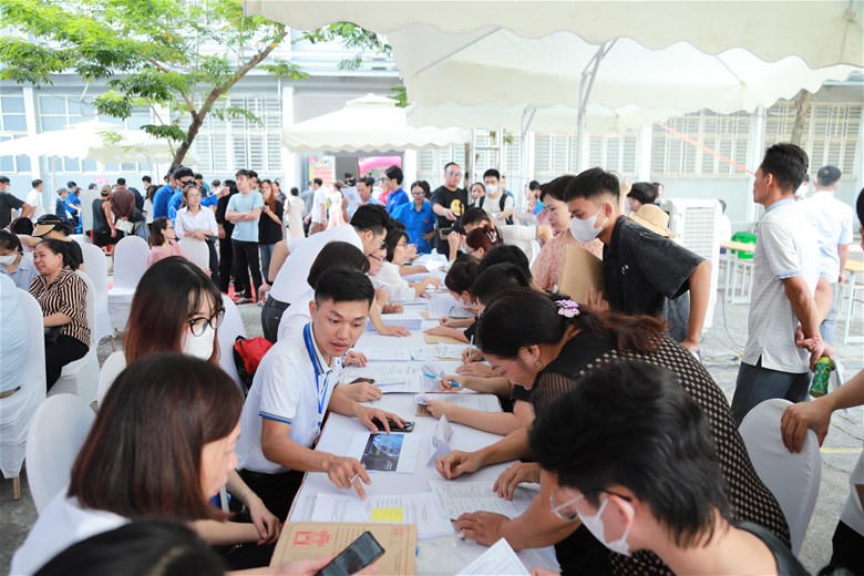 Trường Đại học Điện lực chào mừng tân sinh viên khóa D18 nhập học