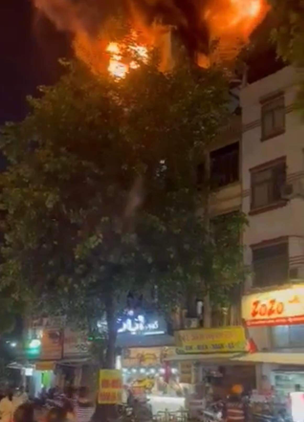 Lửa cháy bùng trên tầng thượng của ngôi nhà 5 tầng