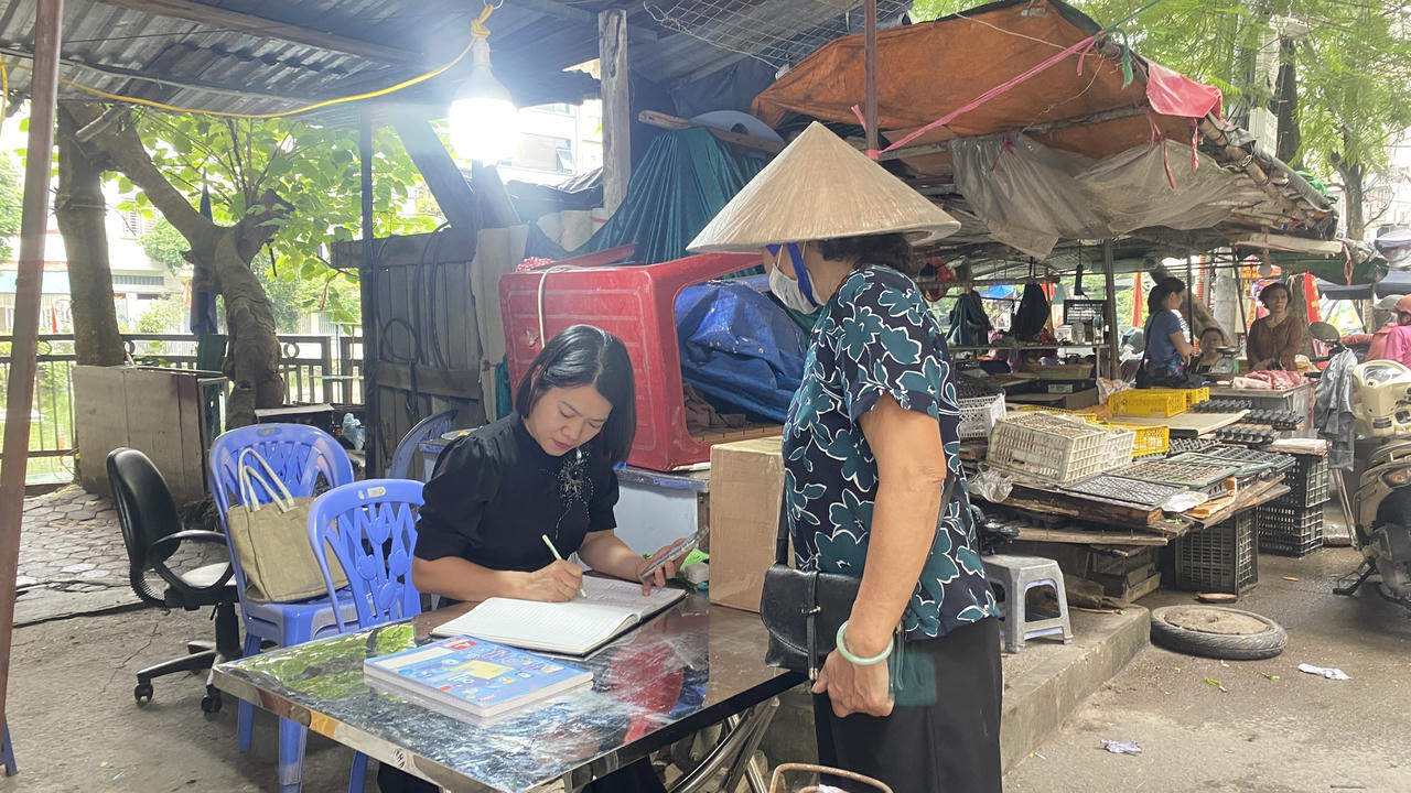 Dòng người nghẹn ngào đặt hoa tưởng nhớ nạn nhân vụ cháy chung cư mini phố Khương Hạ