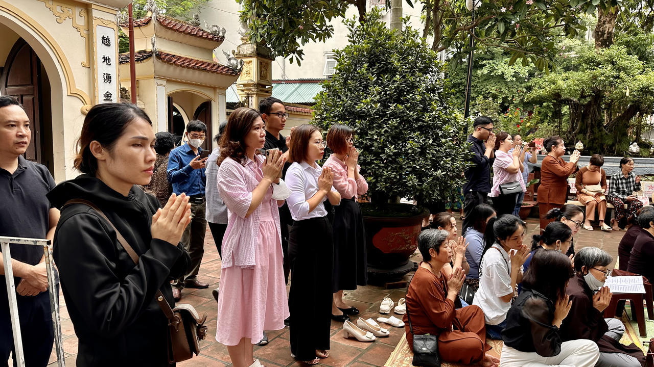 Dòng người nghẹn ngào đặt hoa tưởng nhớ nạn nhân vụ cháy chung cư mini phố Khương Hạ