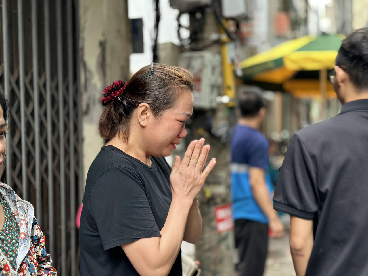 Dòng người nghẹn ngào đặt hoa tưởng nhớ nạn nhân vụ cháy chung cư mini phố Khương Hạ