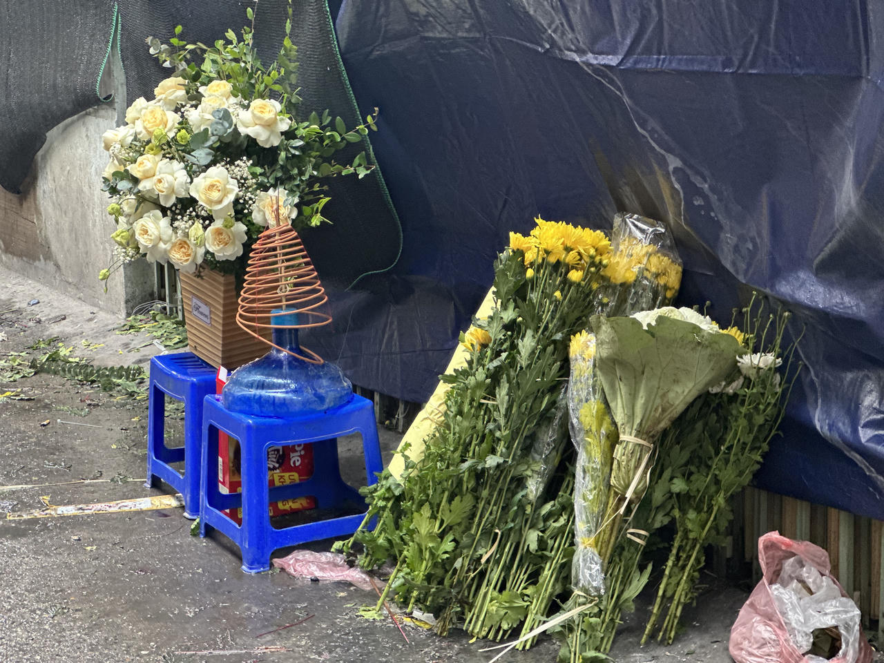 Dòng người nghẹn ngào đặt hoa tưởng nhớ nạn nhân vụ cháy chung cư mini phố Khương Hạ