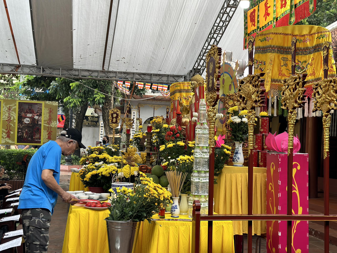 Dòng người nghẹn ngào đặt hoa tưởng nhớ nạn nhân vụ cháy chung cư mini phố Khương Hạ