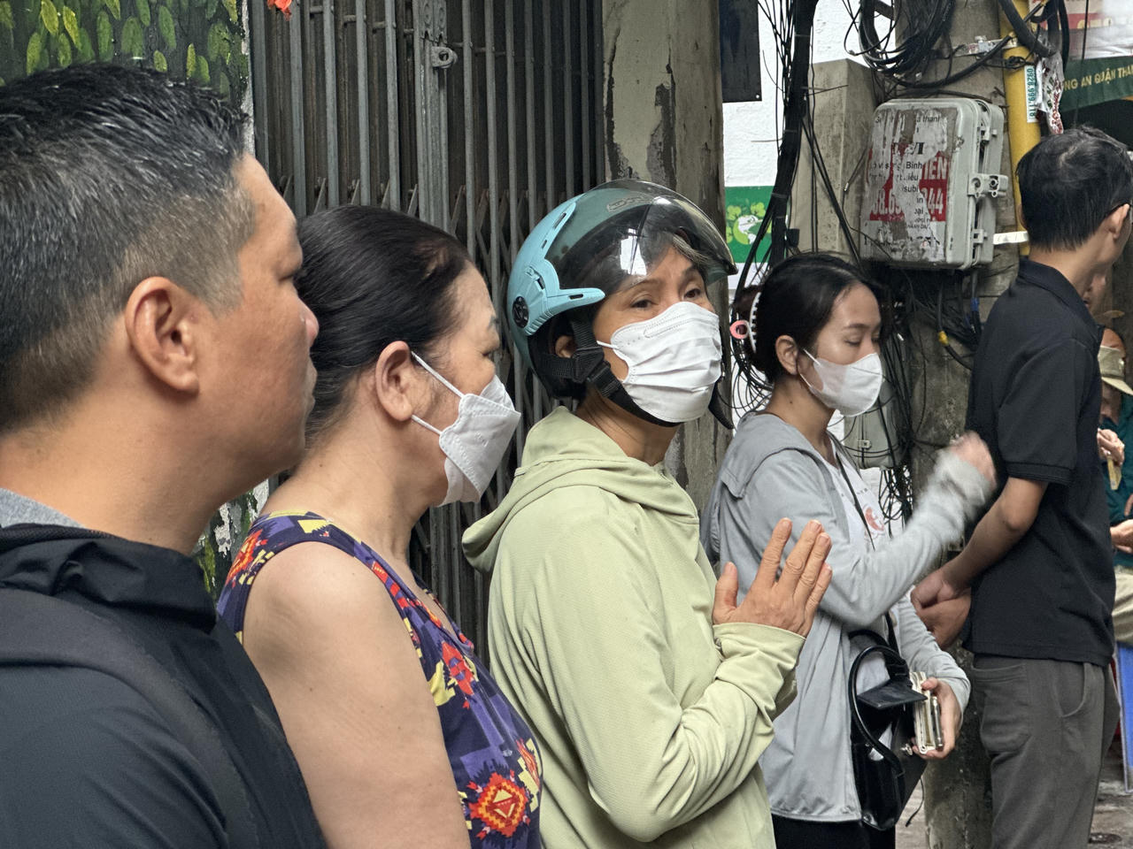 Dòng người nghẹn ngào đặt hoa tưởng nhớ nạn nhân vụ cháy chung cư mini phố Khương Hạ